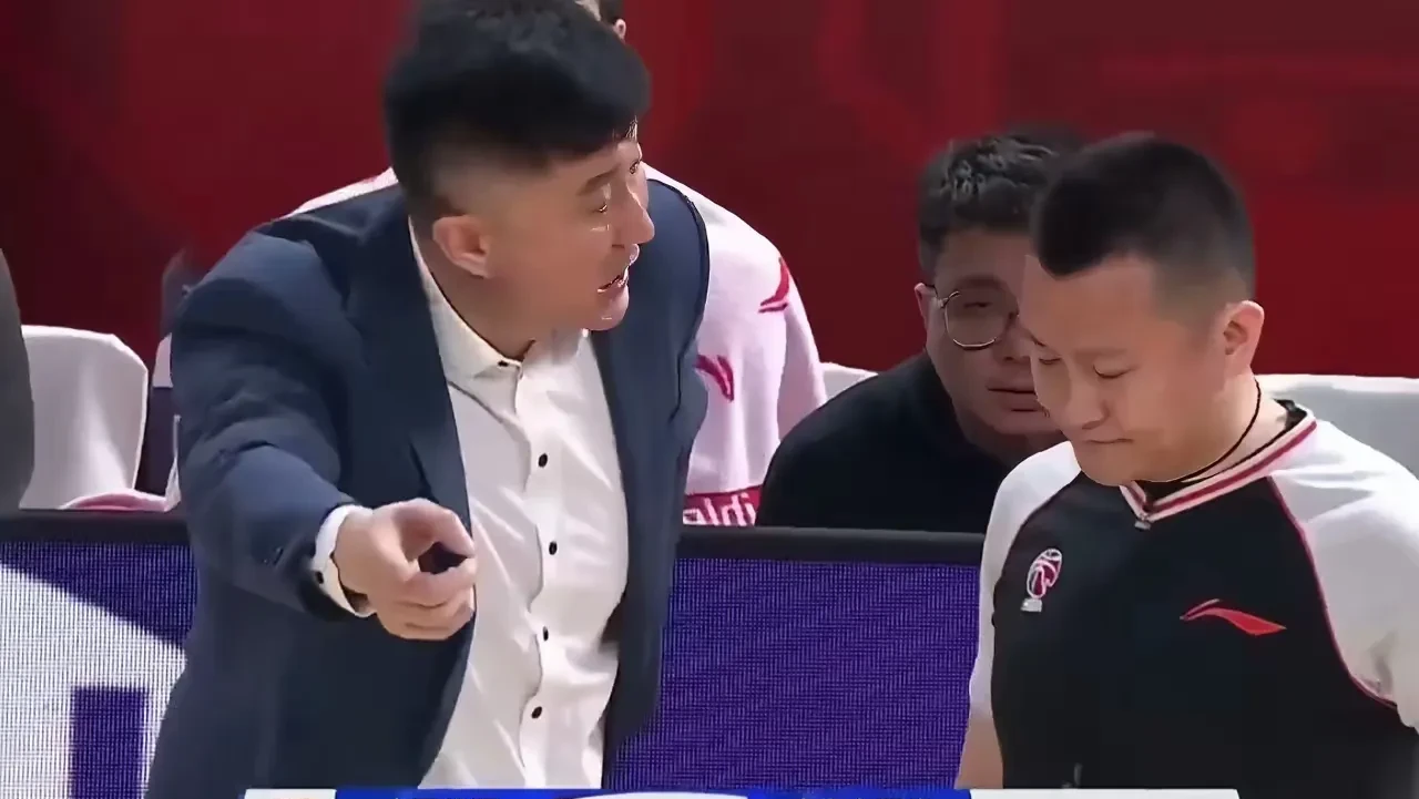 瑞士联赛季后赛事精彩不断，球队竞争激烈