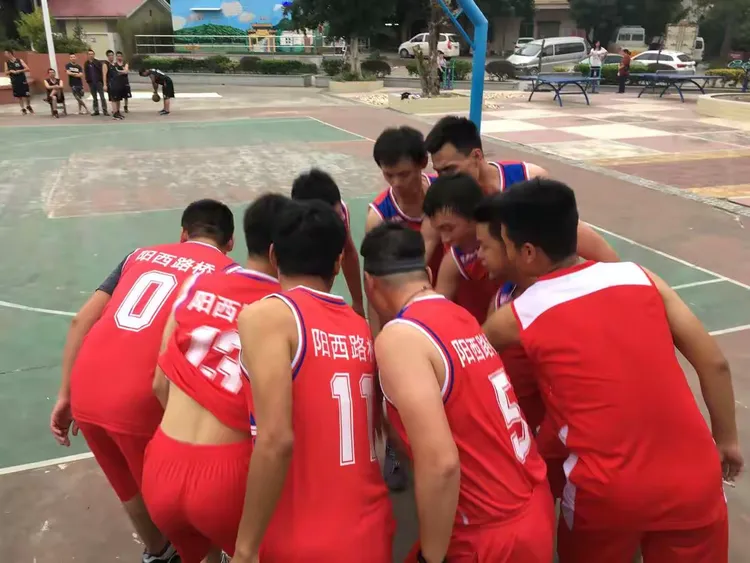 荷兰篮球联赛：阿姆斯特丹勇士队奋勇拼搏，力争上游