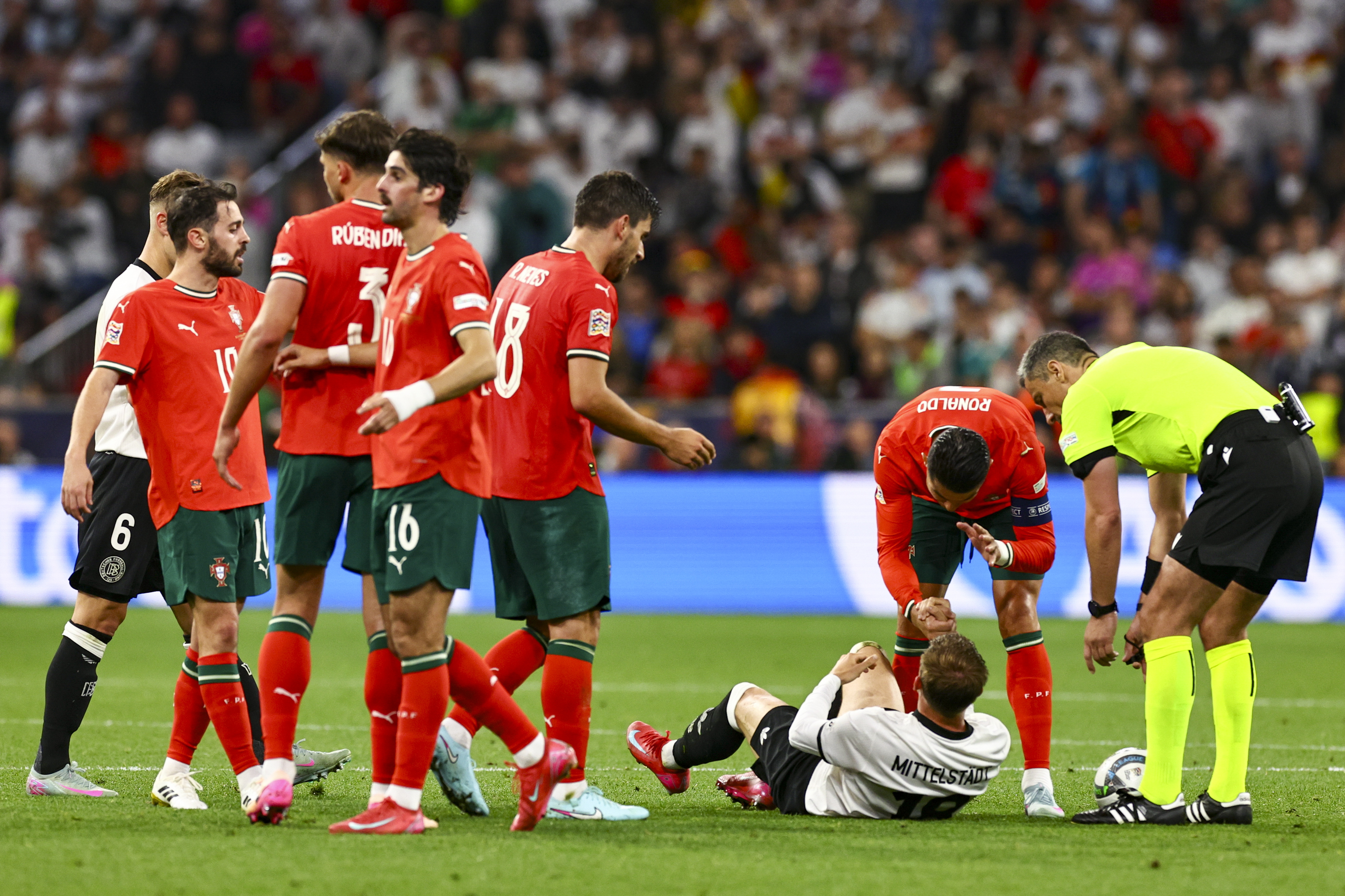 欧洲足球豪门对决,全场观众沸腾的简单介绍 欧洲足球豪门对决,全场观众沸腾的简单介绍