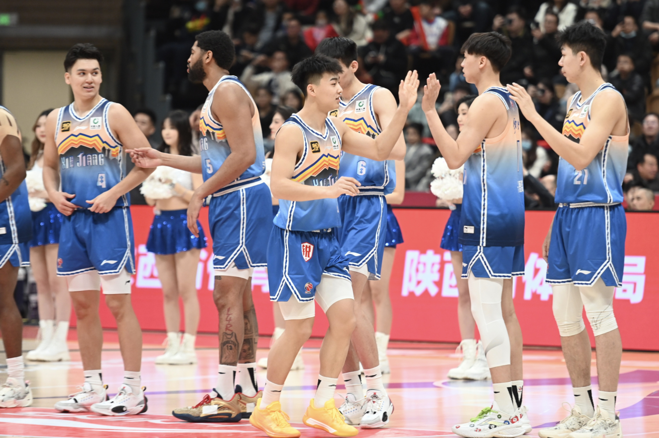 河北男篮在场上展现出色的团队协作