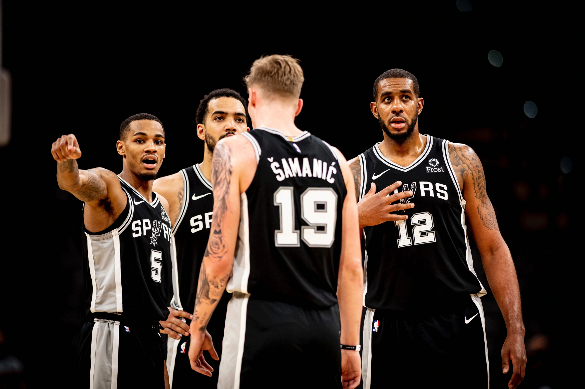 马刺不敌开拓者，德罗赞砍下分