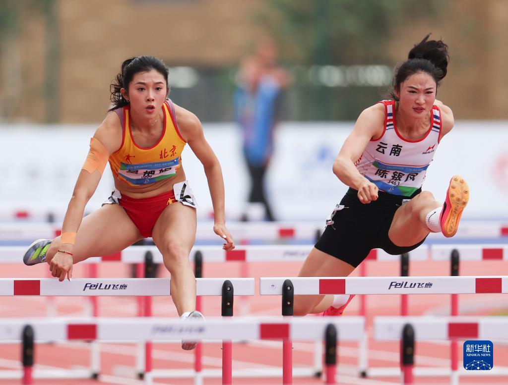 双腿飞奔胜利，田径选手再刷新记录的简单介绍