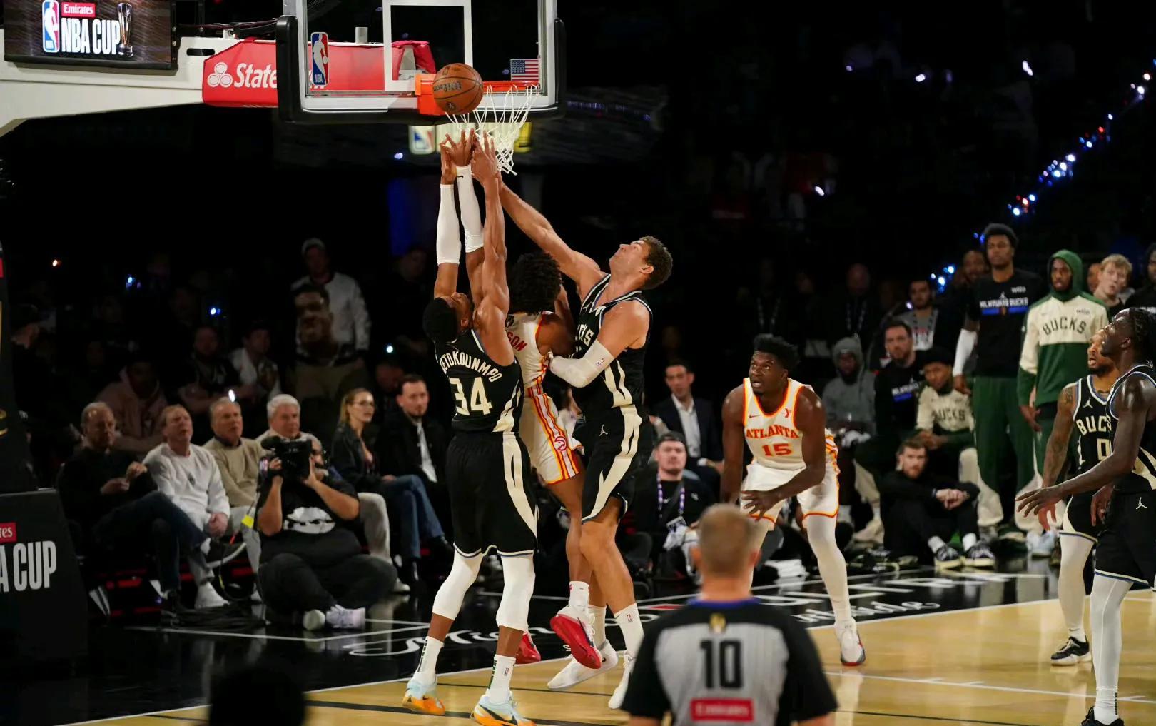 火箭主场力克雄鹿,继续领跑西部 火箭主场力克雄鹿,继续领跑西部