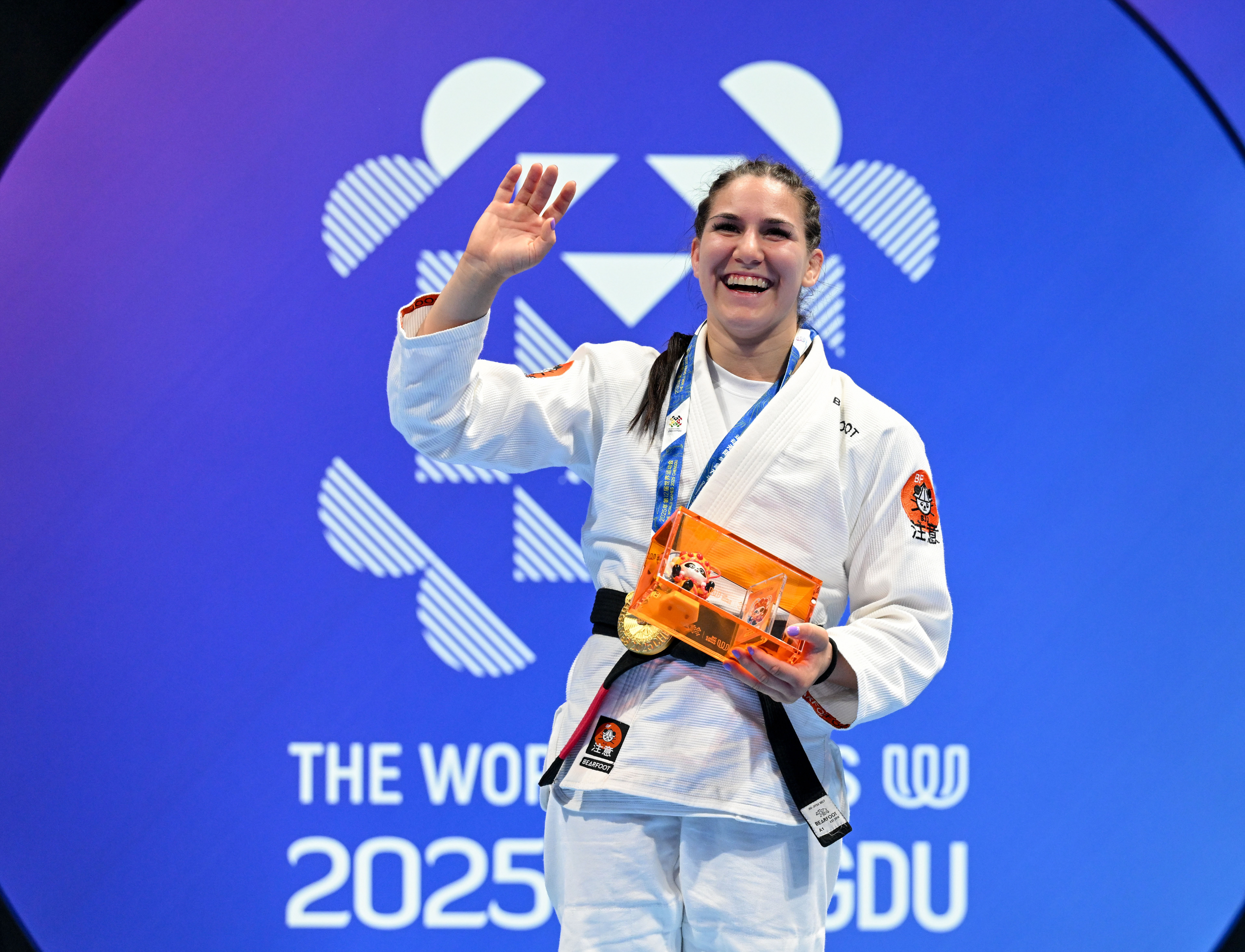 匈牙利队在比赛中全力以赴，赢得比分优势