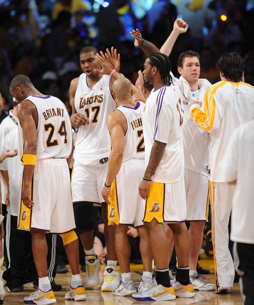 关于卫冕冠军逆境，湖人队遭遇步行者队强劲对手的信息