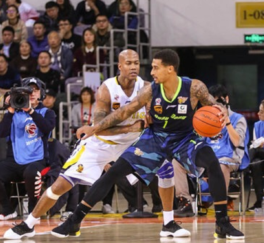 奥厄球员展现团队合作精神,共同击败对手 奥厄球员展现团队合作精神,共同击败对手