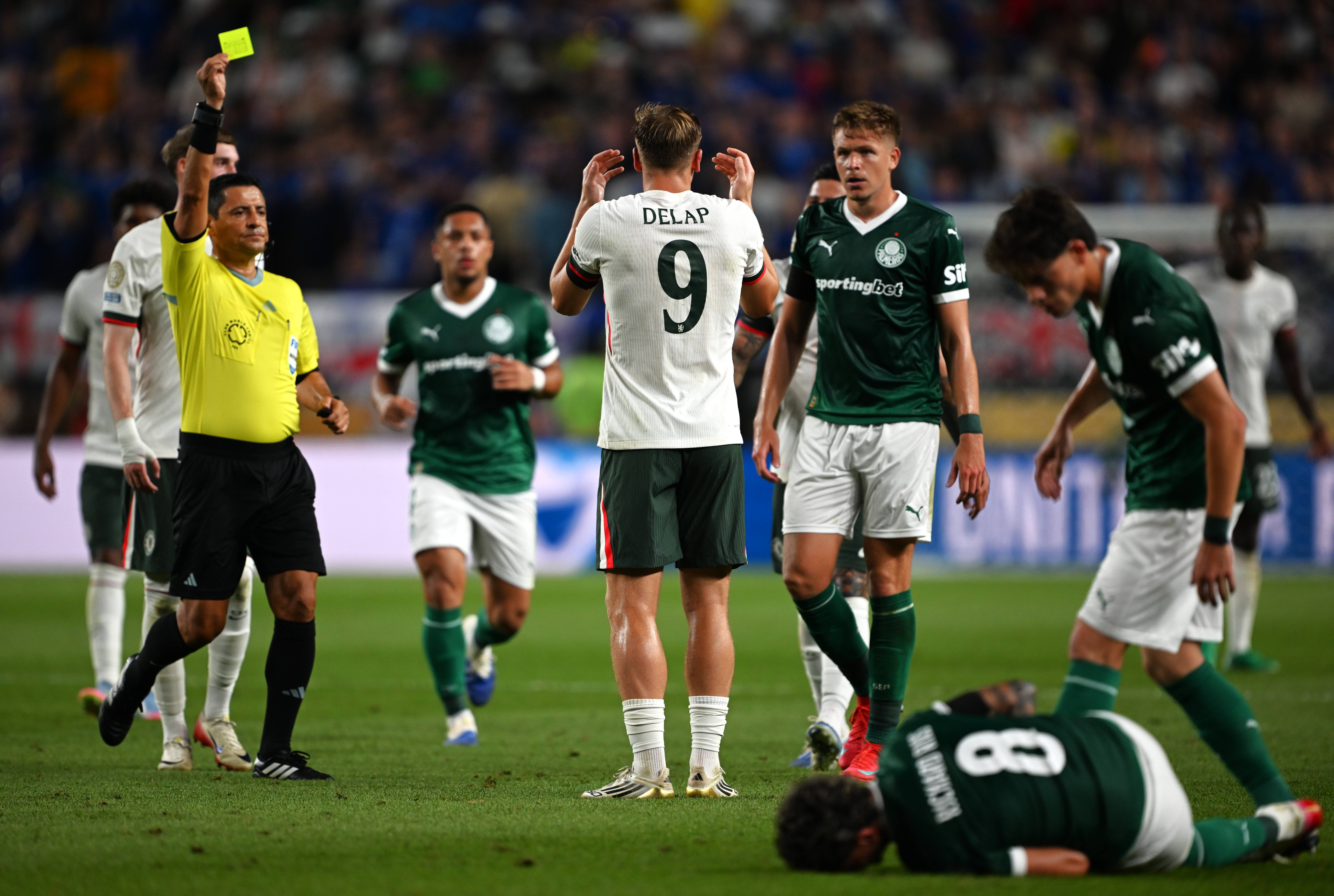 切尔西中场组织有力,控制比赛 切尔西中场组织有力,控制比赛