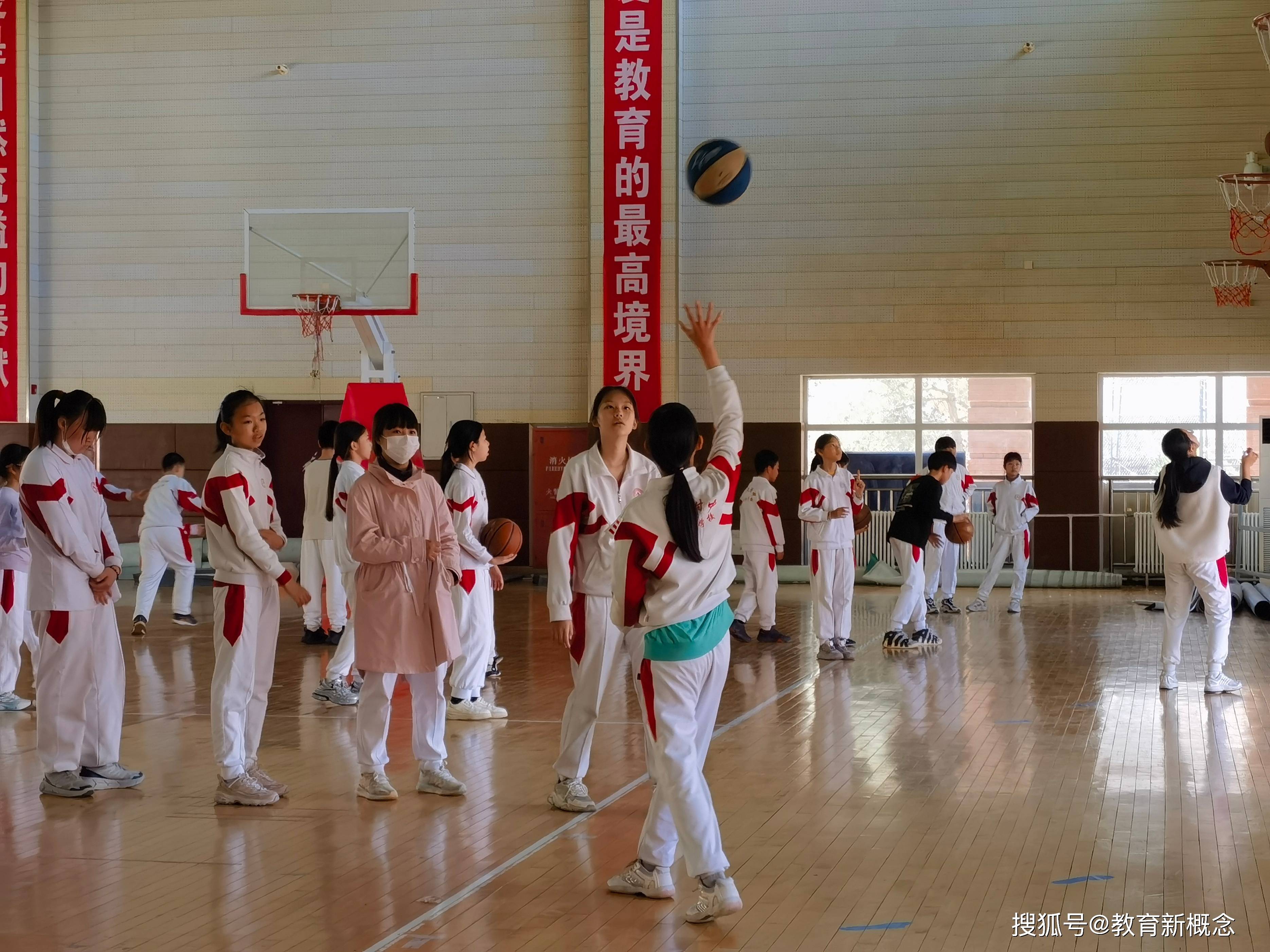 热情欢周！篮球赛场上身手敏捷球员频现的简单介绍