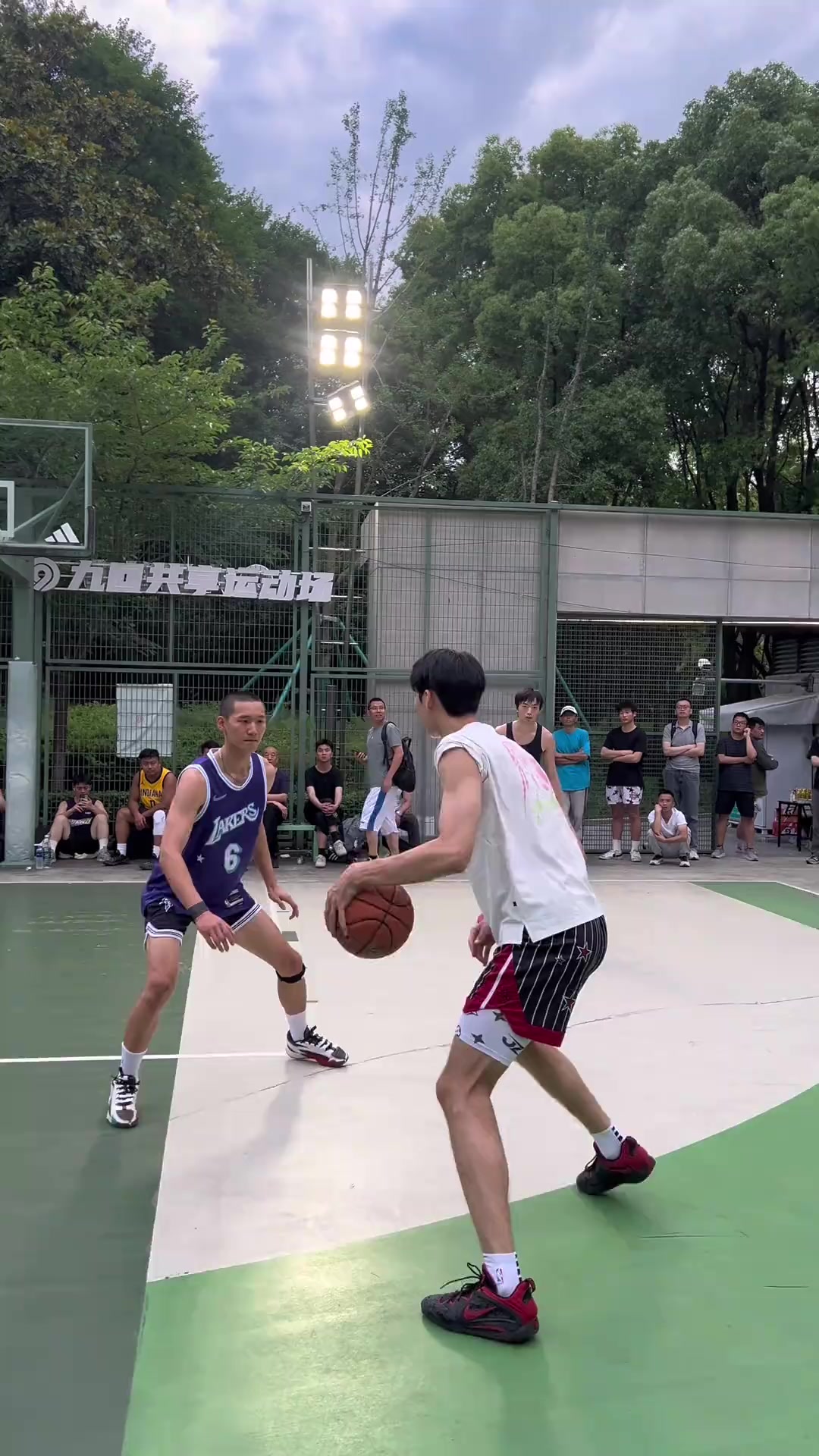 热情欢周！篮球赛场上身手敏捷球员频现的简单介绍