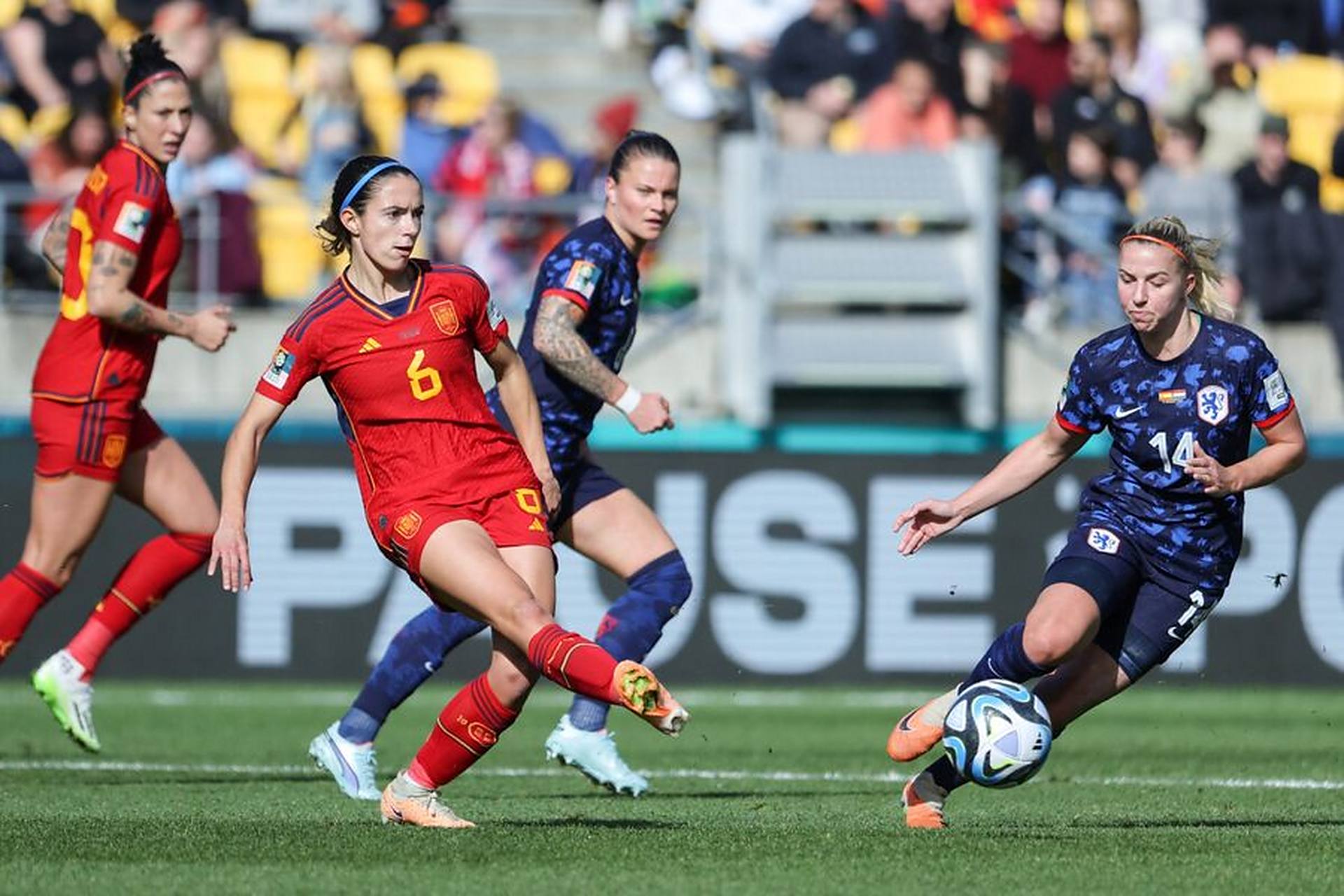 荷兰队火力全开，晋级女足比赛八强